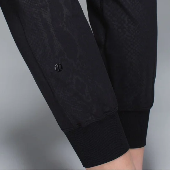 Lululemon Yoga Party Pant Desert Snake Embossed Black - Picture 9 of 9